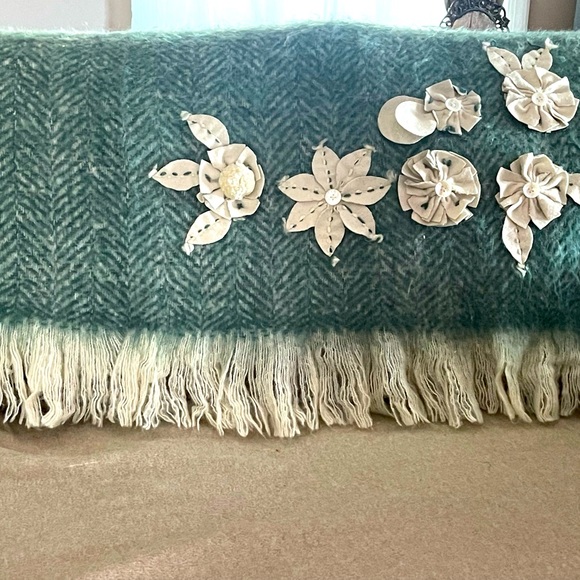 Super soft, beautiful green throw cover! - Picture 1 of 8